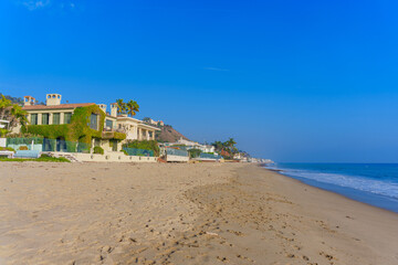 Obraz premium Wide Angle View of Serene Beachfront in Malibu with Clear Blue Skies