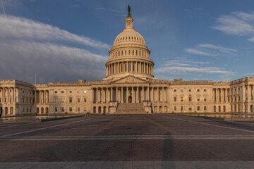 Fototapeta premium Capitol building under sunrise light