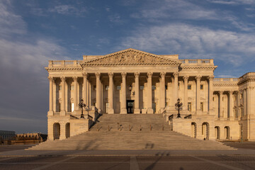 Obraz premium Capitol building under sunrise light