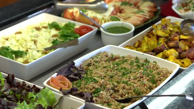 Almo&ccedil;o de Buffet livre, comidas variadas e self service.