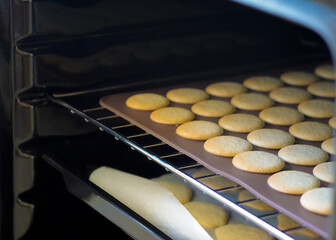 baking french macaron or macaroon at home