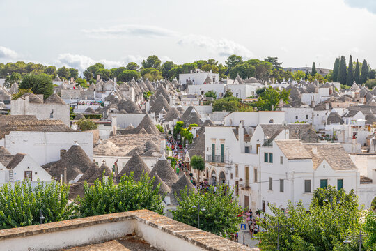 Panorama sur le Rione Monti, le quartier touristique au plus de 1000 trulli, &agrave; Alberobello, ville au patrimoine mondial de l'UNESCO, dans les Pouilles, Italie