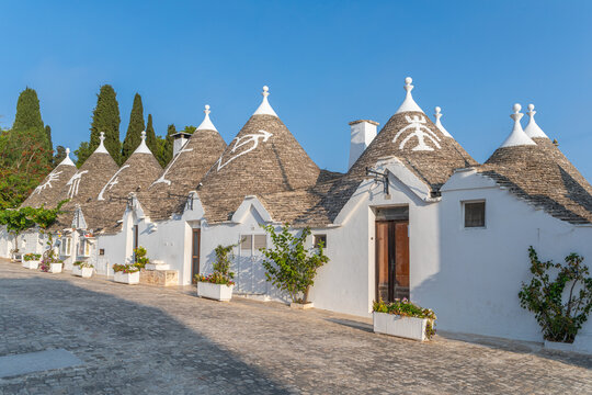 Trulli de la Via Monte Pertica, sur le Rione Monti, &agrave; la lumi&egrave;re douce du lever du soleil d'&eacute;t&eacute;, &agrave; Alberobello, ville au patrimoine mondial de l'UNESCO, dans les Pouilles, Italie