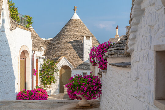 Ruelle pittoresque entre les trulli traditionnels aux toits coniques &agrave; Alberobello, dans les Pouilles, en Italie