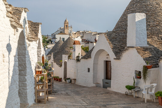 Ruelle pittoresque entre les trulli traditionnels aux toits coniques &agrave; Alberobello, dans les Pouilles, en Italie