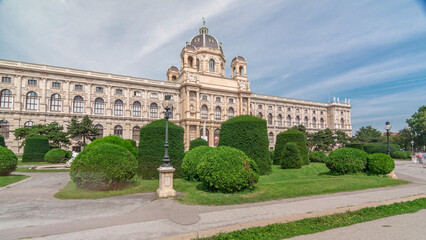 Obraz premium Beautiful view of famous Naturhistorisches Museum timelapse hyperlapse with park and sculpture in Vienna, Austria