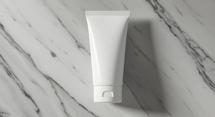 Tube cosmétique blanc minimaliste sur une surface en marbre