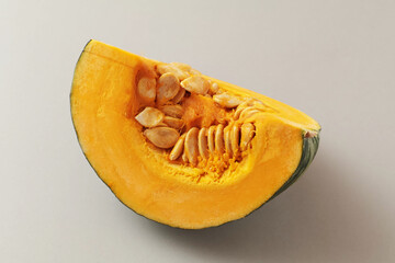 四分の一に切ったカボチャ