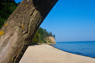 Osuwająca się skarpa, klif oraz plaża w Gdyni, Polska. Cliff in Gdynia, Poland