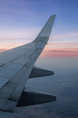 La vue du ciel depuis un avion au coucher de soleil dans les nuages
