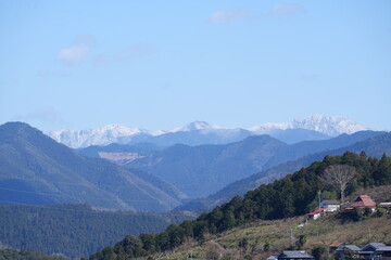 Fototapeta premium 奈良県五條市賀名生から眺める積雪で白くなった大普賢岳と晴れた空