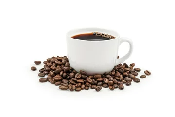 Küchenrückwand glas motiv Kaffee und Kaffeebohnen White mug of black coffee with roasted coffee beans isolated on white background  © belum