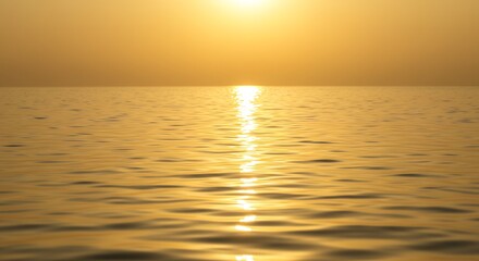 Obraz premium 穏やかな夕焼け 海面を照らす黄金色光線