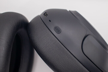 Headphone com tecnologia de cancelamento de ruído (ANC) e de ótima qualidade.