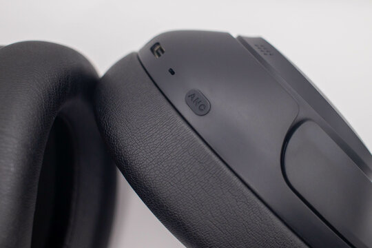 Headphone com tecnologia de cancelamento de ru&iacute;do (ANC) e de &oacute;tima qualidade.