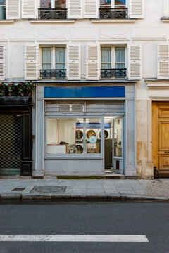 Small laundry business at Paris