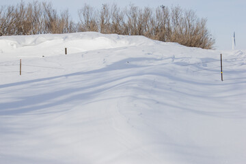 Obraz premium snow drift across a cattle fence