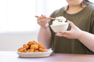 ご飯を食べる女性