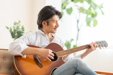 ギターを弾く男性