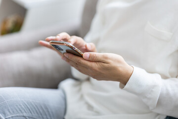 スマホを見る男性の手元