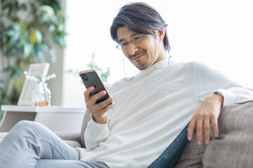 スマホを見る男性