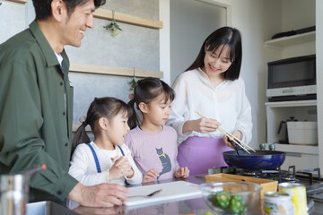 キッチンに立つ家族