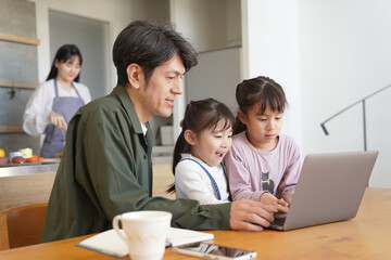 リビングで仕事をする男性