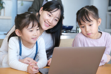 パソコンを見る親子