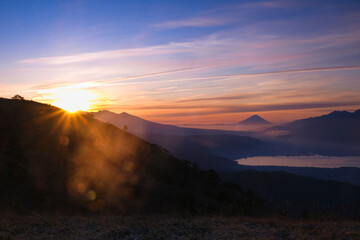 朝日が昇る瞬間の八ヶ岳と富士山