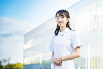 白衣の女性（看護師・歯科衛生士・サロンなど医療全般イメージ）