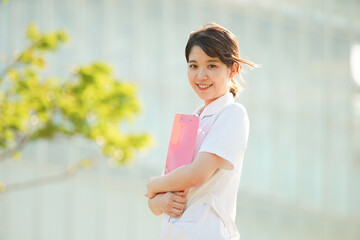 白衣の女性