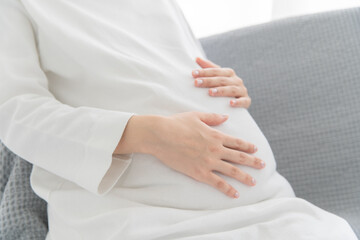 おなかを触る妊婦