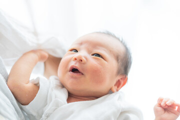 抱っこされる新生児（0歳0ヶ月）