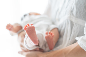 抱っこされる新生児（0歳0ヶ月）