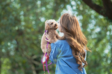 ペットを抱っこする若い女性