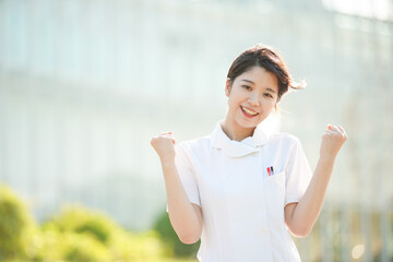 ガッツポーズをする白衣の女性
