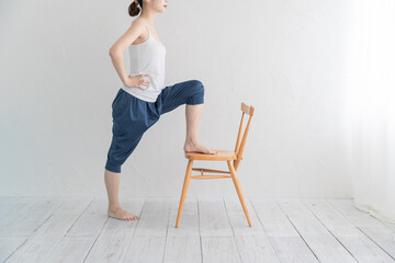 室内でストレッチ・体操をする女性