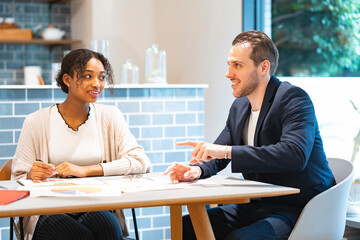 カジュアルな雰囲気のオフィス空間でミーティングするビジネスマンたち