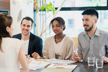 カジュアルな雰囲気のオフィス空間でミーティングするビジネスマンたち