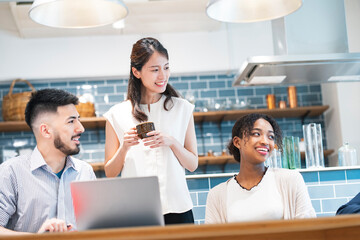 カジュアルな雰囲気のオフィス空間でミーティングするビジネスマンたち