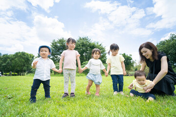 Obraz premium 青空の下、元気に走る子供たち