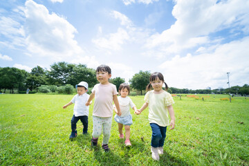 青空の下、元気に走る子供たち