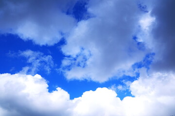 Obraz premium 白とグレイの雲と青空