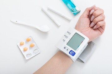 生活習慣病イメージ　blood pressure monitor