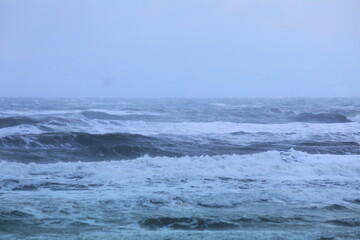 風雪の荒れた冬の日本海