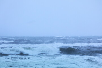 風雪の荒れた冬の日本海
