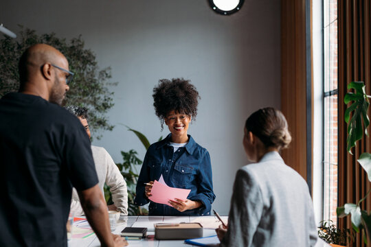 Cheerful employee- vrat ispeglati, glavu na dole bradu malo na gore
