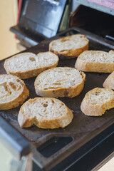 スライスしたパンを焼く　イメージ