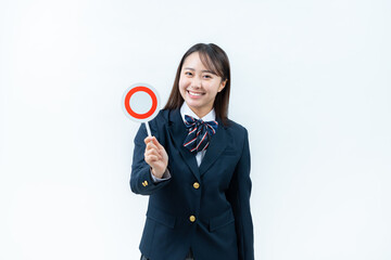 丸印のプレートを持つ女子高校生