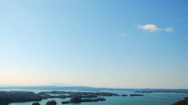 大小さまざまな島が点在する日本的で美しい奥松島の海